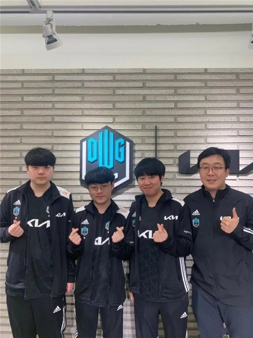 同时促进自 同时促进自